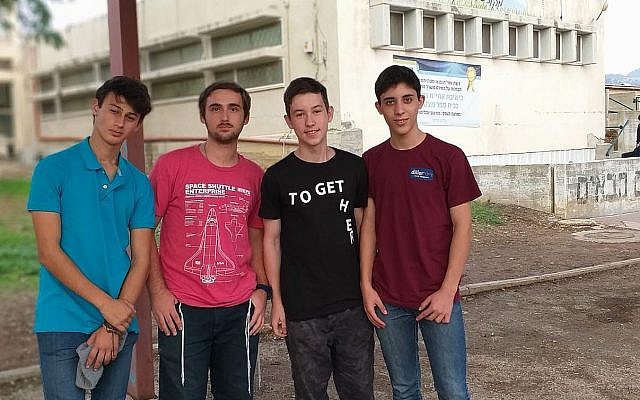 Les lycéens fondateurs de la startup Enter+. De gauche à droite : Emmanual Leibovici, 17 ans, le vice-président Moshe Schwartzberg, 16 ans, le PDG Ariel Safanov,16 ans et Elazar Zabari, 16 ans. (Crédit : Ariel Safanov)