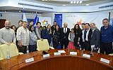 Naftali Bennett, ministre de l'Education et des Affaires de la diaspora (au centre) entouré de l'équipe de Qualita et de son directeur Ariel Kandel (2e à droite), lors du lancement du nouveau programme d'intégration destiné aux olim de France "Feel at Home", le 28 novembre 2018. (Crédit : Yossi Ifargan / GPO)