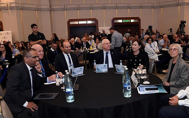Le président Reuven Rivlin à la 7e conférence de l'Enseignement supérieur, le 6 novembre 2018 (Crédit : Chaim Zach/GPO) Le président Reuven Rivlin à la 7e conférence de l'Enseignement supérieur, le 6 novembre 2018 (Crédit : Chaim Zach/GPO)