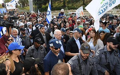 Le président Reuven Rivlin rencontre les jeunes des localités proches de Gaza qui ont organisé une marche vers Jérusalem pour protester contre la situation sécuritaire de leur région, à leur arrivée dans la capitale, le 8 novembre 2018. (Crédit : Haim Zach, GPO)
