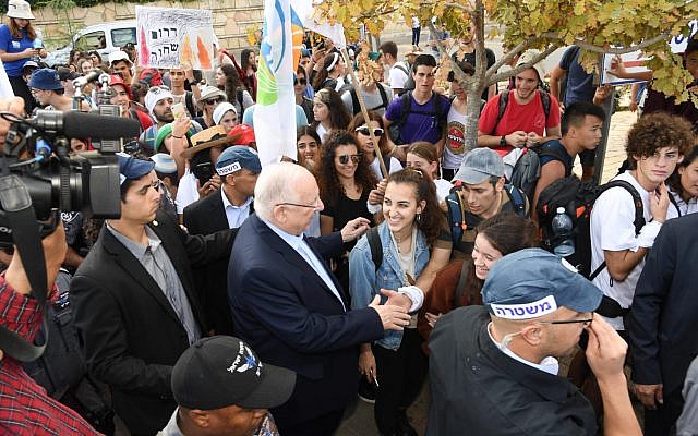 Le président Reuven Rivlin rencontre les jeunes des localités proches de Gaza qui ont organisé une marche vers Jérusalem pour protester contre la situation sécuritaire de leur région, à leur arrivée dans la capitale, le 8 novembre 2018. (Crédit : Haim Zach, GPO) Le président Reuven Rivlin rencontre les jeunes des localités proches de Gaza qui ont organisé une marche vers Jérusalem pour protester contre la situation sécuritaire de leur région, à leur arrivée dans la capitale, le 8 novembre 2018. (Crédit : Haim Zach, GPO)