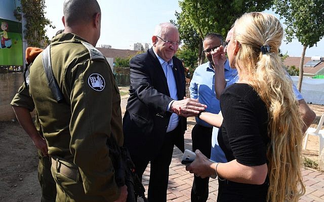 Le président Reuven Rivlin à Nétivot, le 13 novembre 2018. (Crédit : Mark Neiman/GPO)