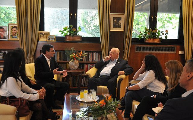 Le président Reuven Rivlin reçoit la famille de Mireille Knoll à la résidence présidentielle, le 12 novembre 2018. (Crédit : Kobi Gideon/GPO)