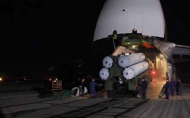 Capture d'écran d'une vidéo montrant la livraison de missiles de défense aérienne russes S-300 à la Syrie. (YouTube) Capture d'écran d'une vidéo montrant la livraison de missiles de défense aérienne russes S-300 à la Syrie. (YouTube)