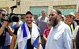 Elor Azaria (G), qui a été condamné et emprisonné pour le meurtre d'un terroriste palestinien blessé dans la ville de Hébron, en Cisjordanie, en mars 2016, a le sourire en se rendant en homme libre, le 3 juillet 2018, à Hébron. A côté de lui se trouve l'activiste d'extrême droite Baruch Marzel. (Capture d'écran/Haverim Laset Tzara organisation)