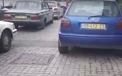Capture d'écran d'une séquence qui aurait été filmée à Amman, montrant des voitures avec des plaques d'immatriculation israéliennes utilisées dans un projet de production de Netflix basé à Tel Aviv (Capture d'écran : YouTube)