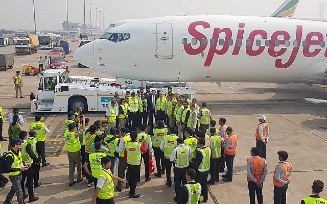 SpiceJet inaugure son premier vol en utilisant TaxiBot d'Israel Aerospace Industries (IAI), montré attaché à l'avion, le 29 octobre 2018 (Autorisation) SpiceJet inaugure son premier vol en utilisant TaxiBot d'Israel Aerospace Industries (IAI), montré attaché à l'avion, le 29 octobre 2018 (Autorisation)