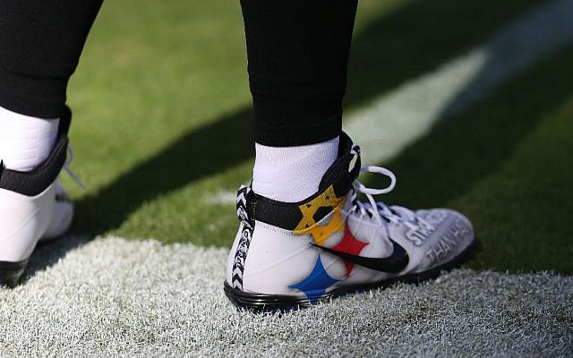 Le quarterback des Steelers Ben Roethlisberger porte des chaussures, dimanche, en hommage aux victimes du massacre de Pittsburgh pendant une rencontre contre les Ravens de Baltimore, le 4 novembre 2018 (Crédit : Will Newton/Getty Images) Le quarterback des Steelers Ben Roethlisberger porte des chaussures, dimanche, en hommage aux victimes du massacre de Pittsburgh pendant une rencontre contre les Ravens de Baltimore, le 4 novembre 2018 (Crédit : Will Newton/Getty Images)