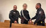 M., un Israélo-américain reconnu coupable d'avoir fait de fausses alertes à la bombe contre des centres communautaires juifs et d'autres cibles à travers le monde, arrive devant le tribunal de district de Tel Aviv le 22 novembre 2018 pour sa sentence. (Jacob Magid/Times of Israel)