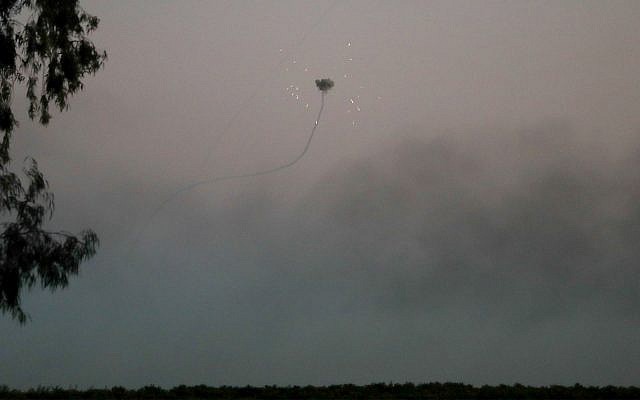 Des batteries anti-missiles du Dôme de fer interceptent des roquettes tirées depuis Gaza, dans le sud d'Israël, le 12 novembre 2018. (Crédit : Hadas Parush / Flash90) Des batteries anti-missiles du Dôme de fer interceptent des roquettes tirées depuis Gaza, dans le sud d'Israël, le 12 novembre 2018. (Crédit : Hadas Parush / Flash90)