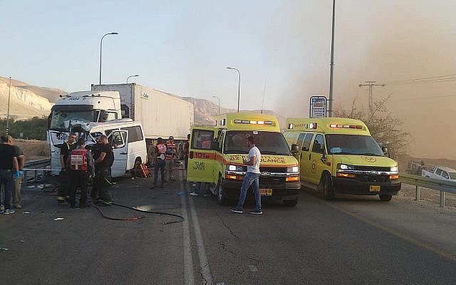 La scène d'une collision mortelle à proximité du carrefour de Petzael sur la route 90 dans la vallée du Jourdain, le 4 novembre 2018 (Autorisation : Magen David Adom) La scène d'une collision mortelle à proximité du carrefour de Petzael sur la route 90 dans la vallée du Jourdain, le 4 novembre 2018 (Autorisation : Magen David Adom)