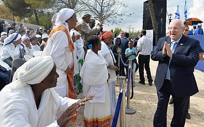 Des Israéliens d'origine éthiopienne accueillent le président Reuven Rivlin à la fête du Sigd, à Jérusalem, le 7 novembre 2018. (Crédit : Kobi Gideon/GPO)