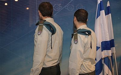 Les généraux Yod (à droite ) et Aleph, de la division de cyber-défense du Tech Center du département de la Défense et des cyber-communications de l'armée israélienne. (Crédit : armée israélienne)
