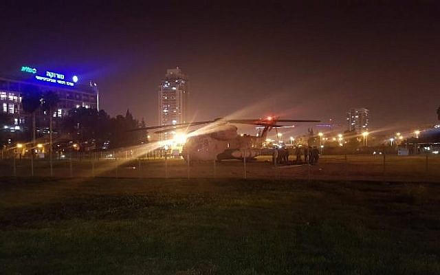 Un hélicoptère transportant un soldat israélien blessé durant un raid dans la bande de Gaza se pose près du centre médical Soroka de Beer Sheva, le 11 novembre 2018. (Crédit : capture d'écran/Twitter) Un hélicoptère transportant un soldat israélien blessé durant un raid dans la bande de Gaza se pose près du centre médical Soroka de Beer Sheva, le 11 novembre 2018. (Crédit : capture d'écran/Twitter)