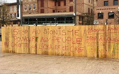 Tags antisémites découverts sur un palissade de la ville d'Albi dans le Tarn (Crédit: BNVCA)
