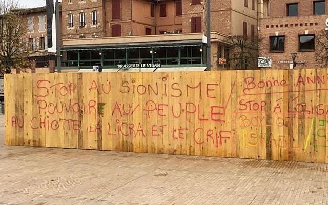 Tags antisémites découverts sur un palissade de la ville d'Albi dans le Tarn (Crédit: BNVCA)