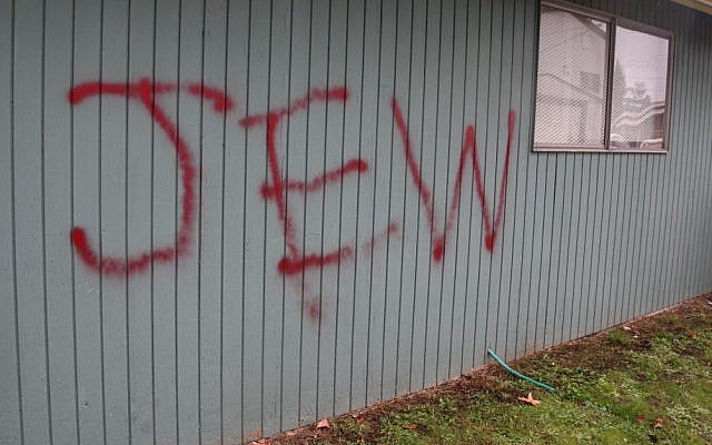 Des graffitis antisémites ont été découvert sur les façades des murs des maisons appartenant à des Juifs à West Seattle. le 26 novembre 2018. (Autorisation) Des graffitis antisémites ont été découvert sur les façades des murs des maisons appartenant à des Juifs à West Seattle. le 26 novembre 2018. (Autorisation)
