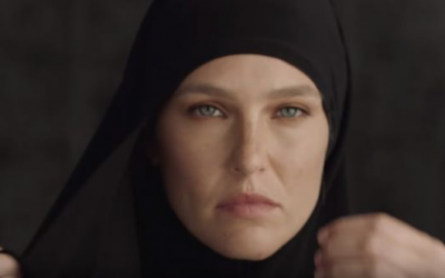 La top-modèle israélienne Bar Refaeli apparaît dans la publicité de la marque de vêtements israélienne Hoodies. (Capture d'écran YouTube)