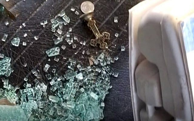 une croix de fer déposée dans un foodtruck vandalisé à Austin, au Texas, le 3 novembre 2018. (Crédit : Screenshot/KVUE) une croix de fer déposée dans un foodtruck vandalisé à Austin, au Texas, le 3 novembre 2018. (Crédit : Screenshot/KVUE)