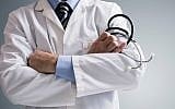 Photo d'illustration : Un médecin avec son stéthoscope (Crédit : BrianAJackson / Getty Images)