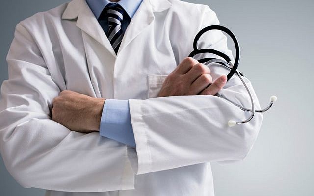 Photo d'illustration : Un médecin avec son stéthoscope (Crédit : BrianAJackson / Getty Images)