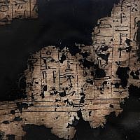 Un papyrus mis sous verre, retrouvé dans une tombe des pyramides de Saqqara, le 10 novembre 2018. (Crédit : Nariman El-Mofty/AP) Un papyrus mis sous verre, retrouvé dans une tombe des pyramides de Saqqara, le 10 novembre 2018. (Crédit : Nariman El-Mofty/AP)