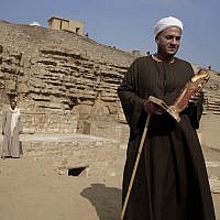 Le directeur des fouilles tient une statue retrouvée dans une tombe des pyramides de Saqqara, le 10 novembre 2018. (Crédit : Nariman El-Mofty/AP) Le directeur des fouilles tient une statue retrouvée dans une tombe des pyramides de Saqqara, le 10 novembre 2018. (Crédit : Nariman El-Mofty/AP)