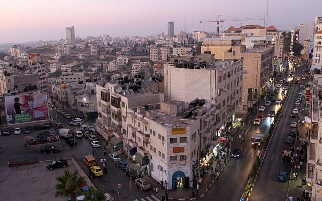Le centre-ville de Ramallah (Crédit : Nati Shohat/Flash90)