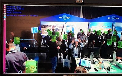 Les visiteurs du 5e Salon international de la sécurité intérieure et de la cybersécurité, Tel Aviv, sont pris en charge par un logiciel de surveillance qui utilise la reconnaissance faciale, 13 novembre 2018. (Sue Surkes/Times of Israel)