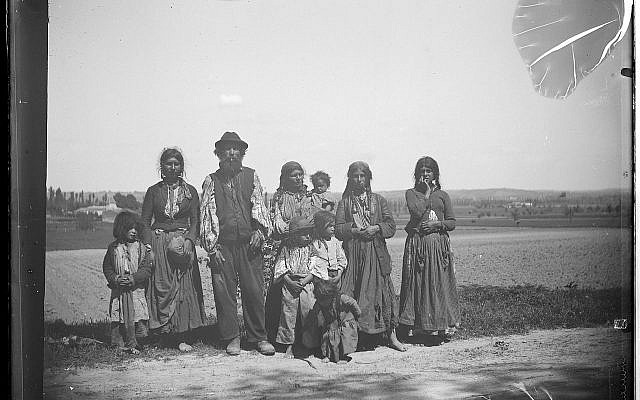 "Famille de Bohémiens", Eugène Trutat, conservée au Muséum de Toulouse. (Domaine public)