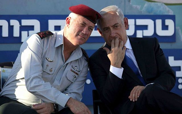 Le chef d'état-major Benny Gantz (à gauche) avec le Premier ministre Benjamin Netanyahu lors d'une cérémonie de la Marine, le 11 septembre 2013. (Crédit : AP Photo/Dan Balilty)