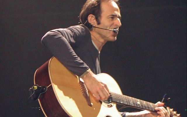 Jean-Jacques Goldman en concert en 2002 au Zénith de Paris. (Crédit : Goldman0001/Wikimedia Commons) Jean-Jacques Goldman en concert en 2002 au Zénith de Paris. (Crédit : Goldman0001/Wikimedia Commons)