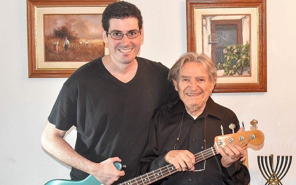 Lazar Wall, à gauche, a écrit une chanson pour Freddy Glatt, survivant de la Shoah (Crédit :  Marcus Gilban)