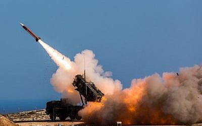 A titre d'illustration. Des soldats allemands affectés à l'escadre 1 de défense aérienne et antimissile sol-air déclenchent un tir du système Patriot sur l'installation de tir de missiles de l'OTAN, à Chania, en Grèce, le 8 novembre 2017. Le géant américain de la défense Lockheed Martin déclare que la société livrera son système antimissile Patriot à l'Arabie Saoudite et que le royaume est en passe de devenir le deuxième client international, après les Emirats arabes unis, pour l'acquisition de son système THAAD. (Sebastian Apel/ Département américain de la Défense, via AP)