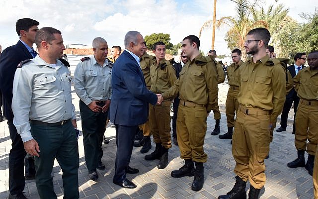 Le Premier ministre Benjamin Netanyahu parle à un groupe de nouvelles recrues au centre d'incorporation de Tel Hashomer près de Tel Aviv, le 26 novembre 2018 (Crédit : Ariel Hermoni/ministère de la Défense) Le Premier ministre Benjamin Netanyahu parle à un groupe de nouvelles recrues au centre d'incorporation de Tel Hashomer près de Tel Aviv, le 26 novembre 2018 (Crédit : Ariel Hermoni/ministère de la Défense)