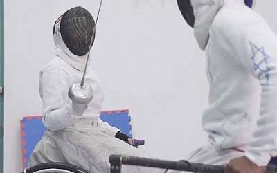 L’escrimeur Matuko Rada  que deux balles tirées par des terroristes ont condamné à la chaise roulante vise aujourd'hui les Paralympiques de 2020 (Crédit: capture d'écran Beit Loshem/Youtube)