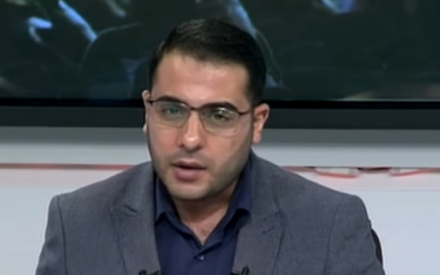 Un animateur de la chaîne de télévision Al-Aqsa du Hamas peu avant que le bâtiment de la station ne soit détruit par une frappe israélienne, le 12 novembre 2018 (Crédit : capture d'écran)