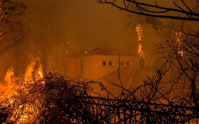 Les flammes de l'incendie de Woolsey entourent une maison à Malibu, Californie, le 9 novembre 2018. (David McNew/Getty Images via JTA) Les flammes de l'incendie de Woolsey entourent une maison à Malibu, Californie, le 9 novembre 2018. (David McNew/Getty Images via JTA)