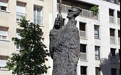 Hommage au capitaine Dreyfus - une statue de l'artiste français Louis Mitelberg, installée place Pierre-Lafue, Paris (Crédit: Ashrane/Wikimedia Commons)