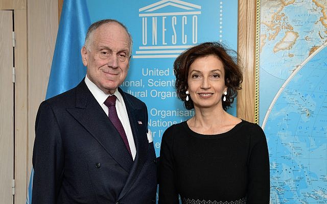 Le président du Congrès juif mondiale Ronald S. Lauder et la directrice-générale de l'UNESCO Audrey Azoulay au siège de l'UNESCO à Paris, le 19 novembre 2018. (Crédit : Shahar Azran)