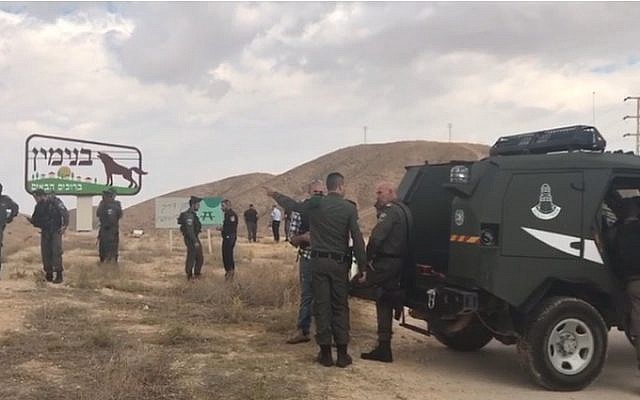 La police sur les lieux d'un incident au cours duquel une Palestinienne a dégainé une paire de ciseaux devant des policiers avant d'être blessée par balles et arrêtée, près de l'implantation de Mishor Adumim, le 6 novembre 2018. (Crédit : police israélienne)