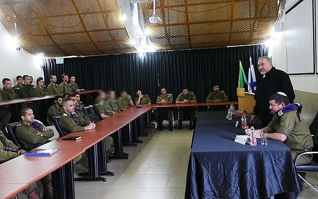 Le ministre sortant de la Défense Avigdor Liberman lors d'une tournée d'adieu aux soldats dans la région de la frontière avec Gaza, le 16 novembre 2018 (Crédit : Ariel Hermoni/Ministère de la Défense)