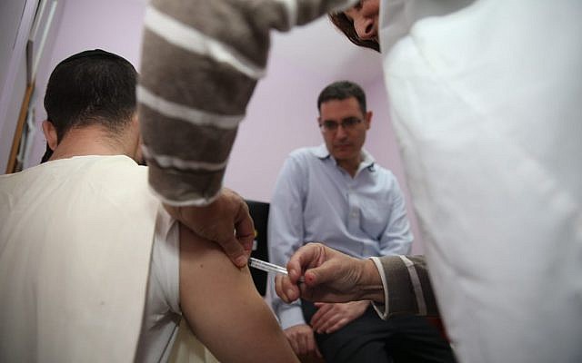 Un malade se fait vacciner contre la rougeole à Jérusalem au mois de novembre 2018 (Autorisation : Ministère de la Santé) Un malade se fait vacciner contre la rougeole à Jérusalem au mois de novembre 2018 (Autorisation : Ministère de la Santé)