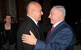 Le Premier ministre Benjamin Netanyahu salue son homologue bulgare Bokyo Borisov avant leur rencontre dans la ville côtière de Varna, au bord de la mer Noire, le 1er novembre 2018 (Crédit : Amos Ben Gershom/GPO)
