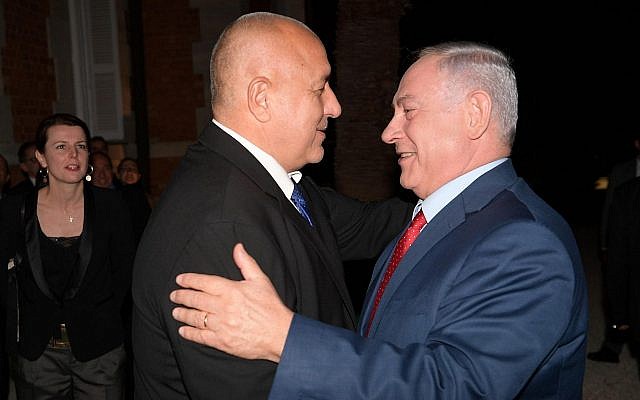 Le Premier ministre Benjamin Netanyahu salue son homologue bulgare Bokyo Borisov avant leur rencontre dans la ville côtière de Varna, au bord de la mer Noire, le 1er novembre 2018 (Crédit : Amos Ben Gershom/GPO)
