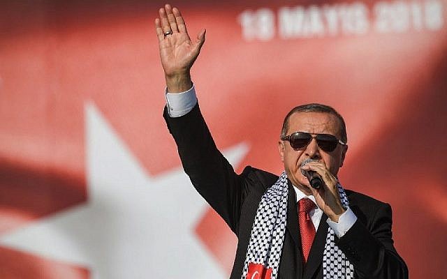 Le président turc Recep Tayyip Erdogan lors d'un rassemblement pro-palestinien à Istanbul, le 18 mai 2018 (Crédit : AFP Photo/Ozan Kose) Le président turc Recep Tayyip Erdogan lors d'un rassemblement pro-palestinien à Istanbul, le 18 mai 2018 (Crédit : AFP Photo/Ozan Kose)