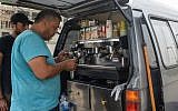 Un réfugié syrien prépare un café dans son camion, au Caire, le 23 octobre 2018. (Crédit : Mohamed el-Shahed / AFP)