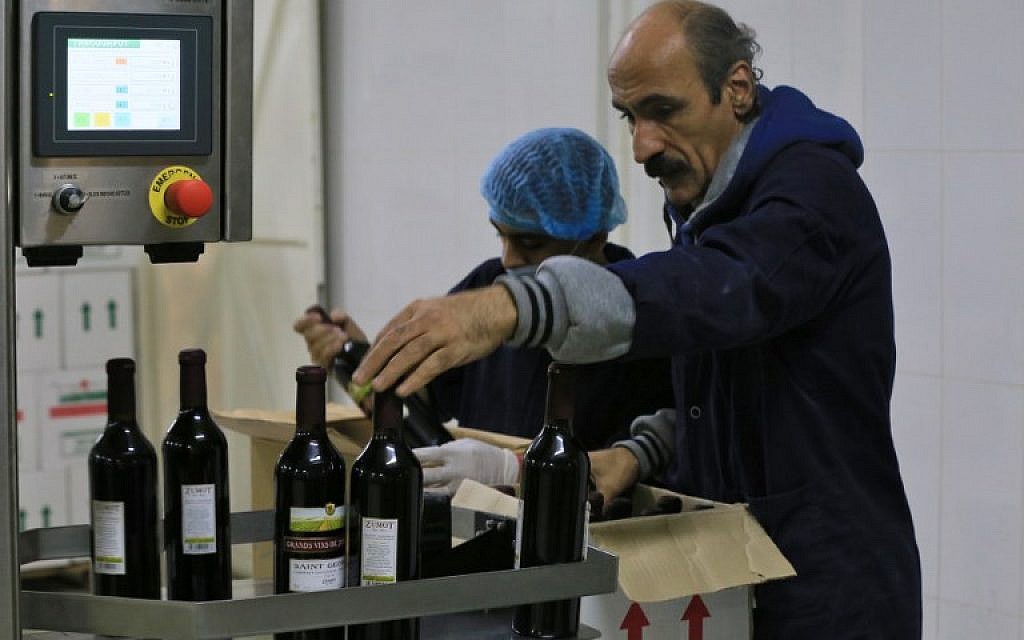 Des employés contrôlent la qualité du vin au vignoble Saint George à Zahab, en Jordanie, le 5 novembre 2018. (Crédit : Laure van RUYMBEKE / AFP)