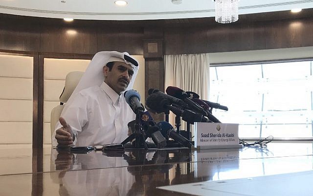 Saad Sherida Al-Kaabi, ministre de l'Energie au Qatar, annonce la sortie de l'émirat de l'Opep, lors d'une conférence de presse à Doha, le 3 décembre 2018. (Crédit : Anne LEVASSEUR / AFP)