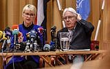La ministre des Affaires étrangères suédoise Margot Wallstrom et l'envoyé spécial de l'ONU au Yemen Martin Griffiths et les délégations du gouvernement yéménite et des rebelles houthis durant les négociations de paix à Rimbo, en Suède, le 7 décembre 2018. (Crédit : Stina STJERNKVIST / TT News Agency / AFP)